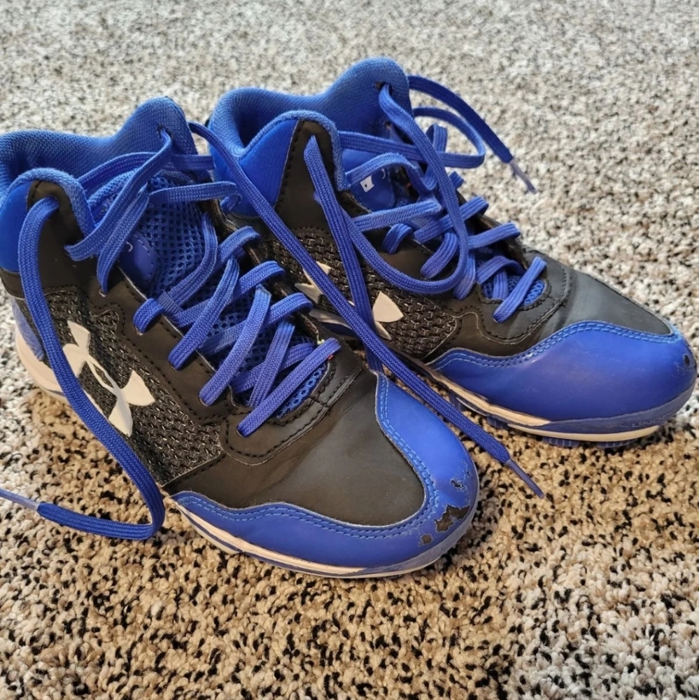 Youth baseball cleats